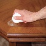Избавляемся от пятен на мебели — эффективные методы и полезные советы для чистоты и блеска интерьера
